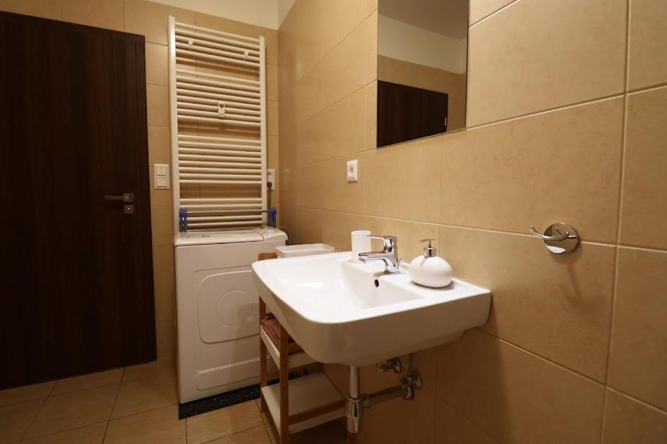 Cosy Studio, 15Min To Old Centre, Self-Check In, Free Wifi, Welcome Drink! Praga Exterior foto